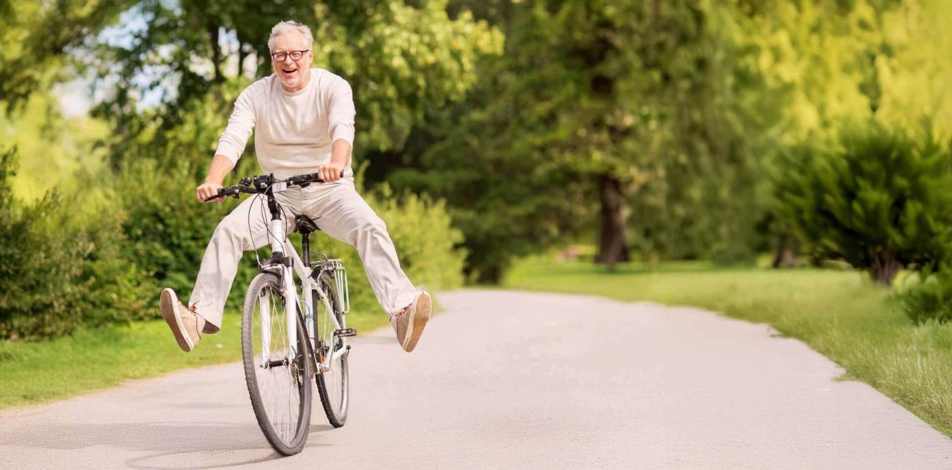 Blije oudere man op de fiets