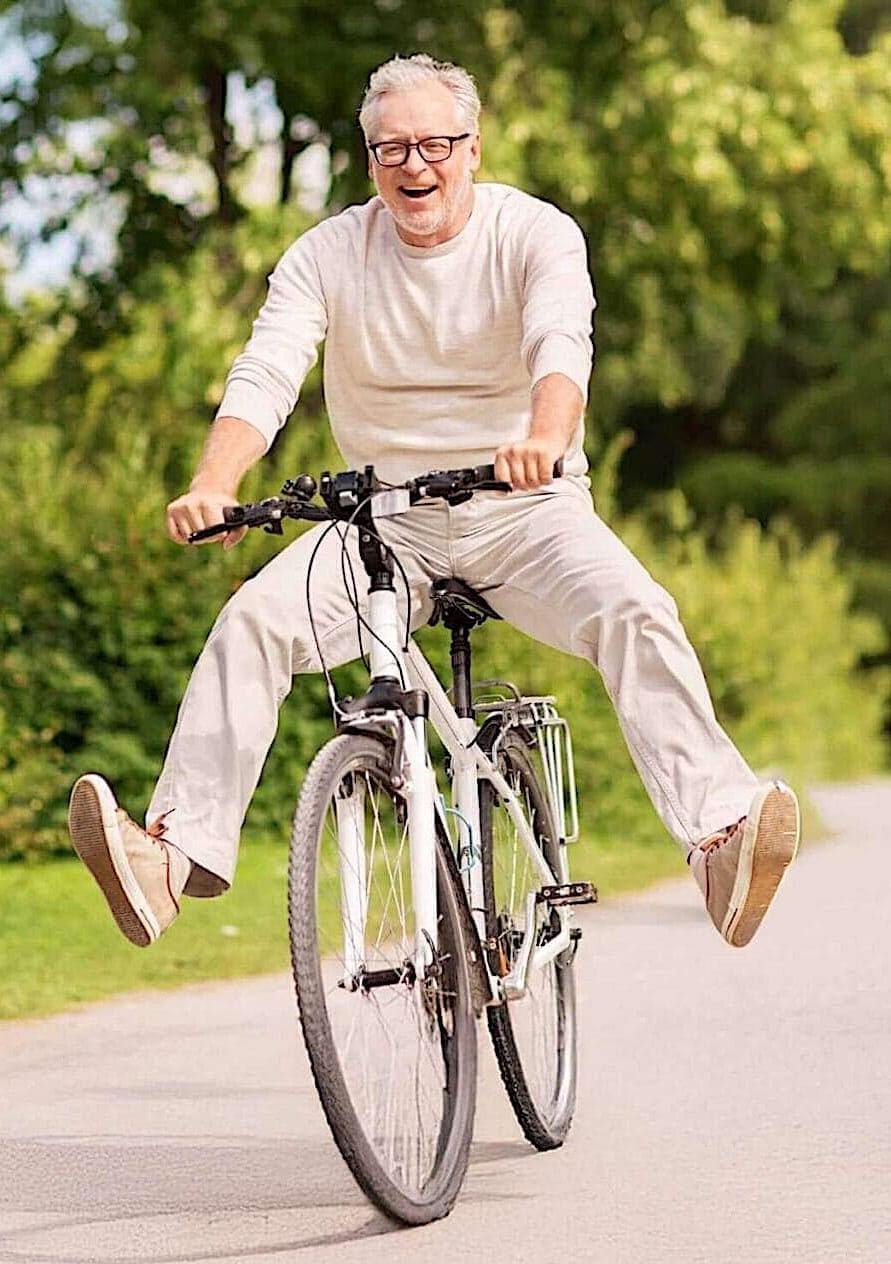 Blije oudere man op de fiets