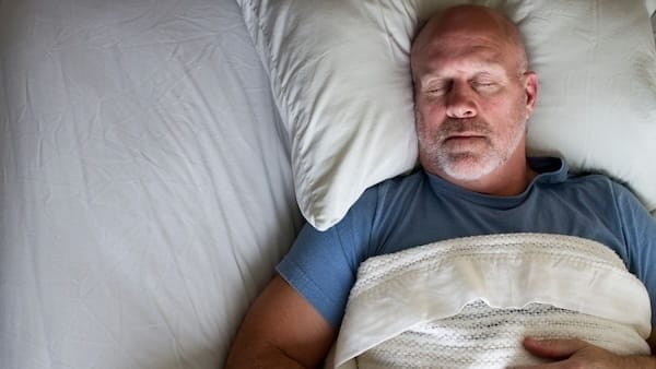 Man van middelbare leeftijd slaapt rustig