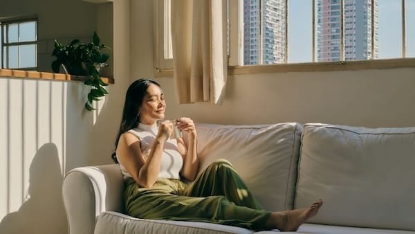Vrouw ontspant op de bank